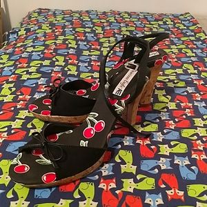 Black American eagle pumps, new in box 8.5